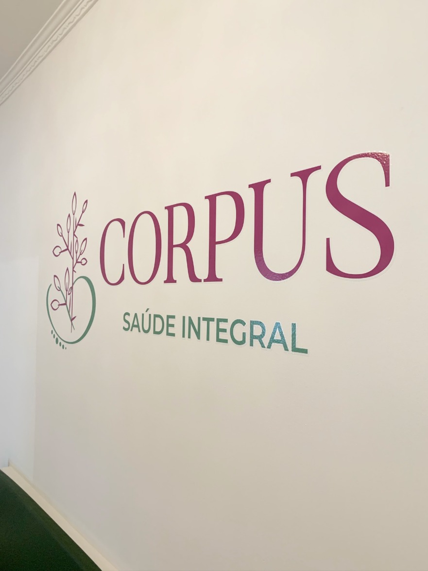 Logo na parede interna