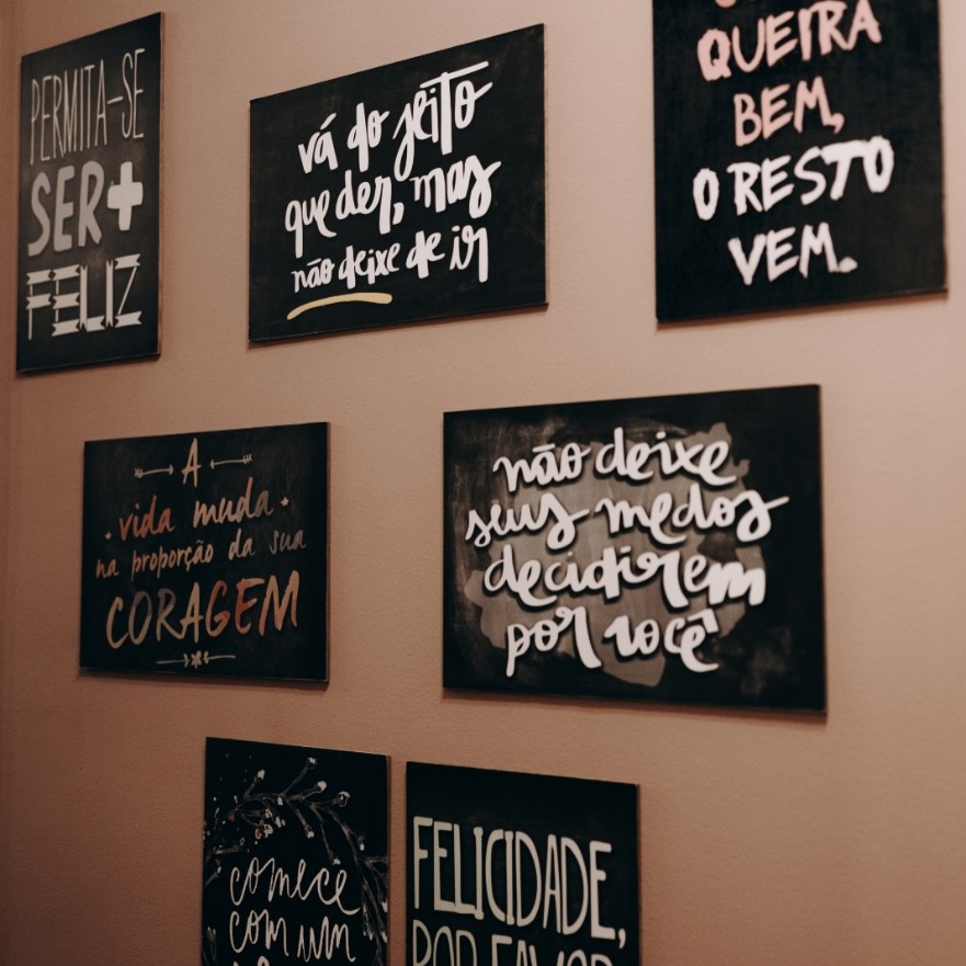 Quadros com frases na parede